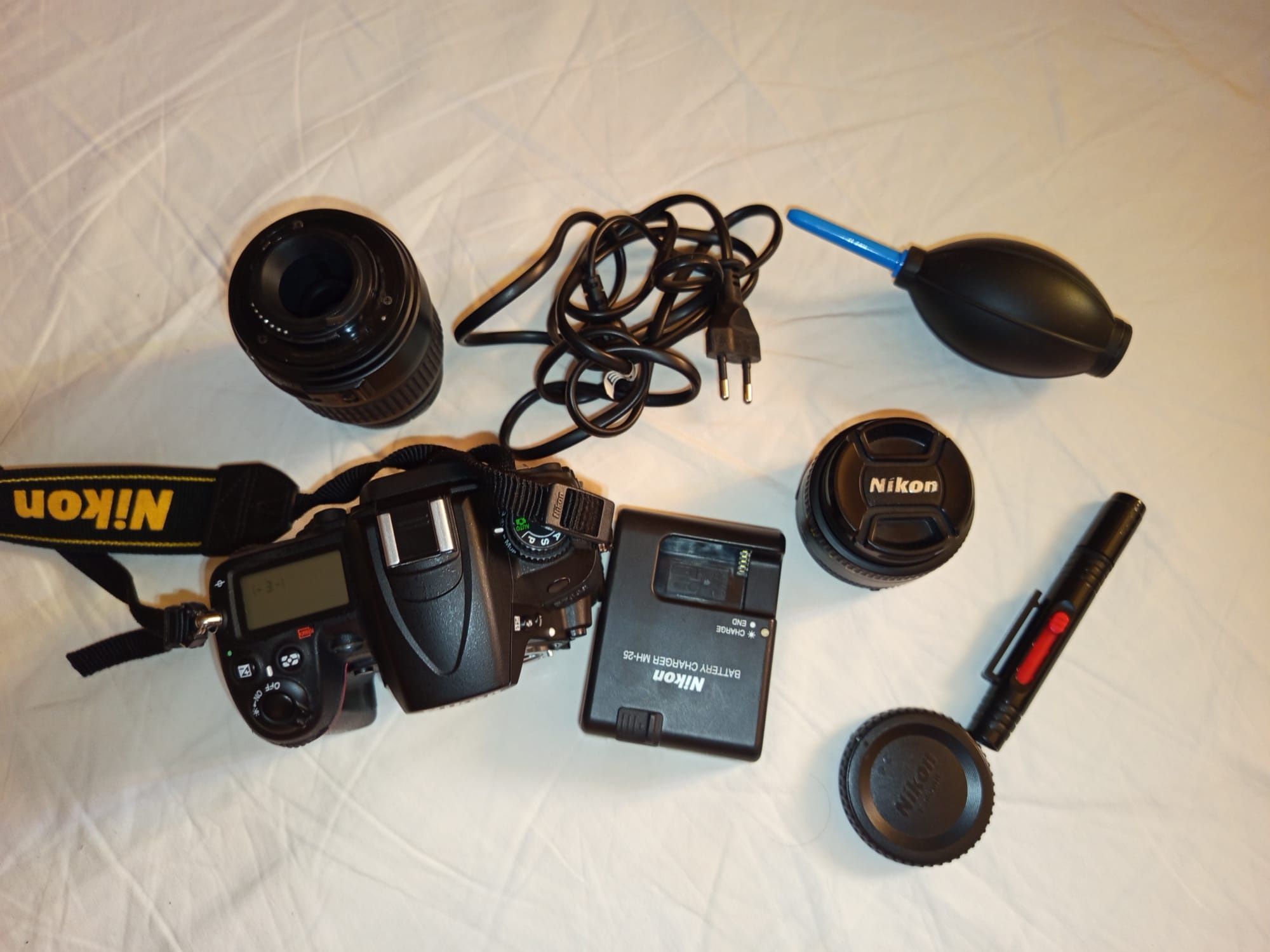 Nikon D7000 + Obiectiv 18-55mm + 50mm f/1.8 + Accesorii