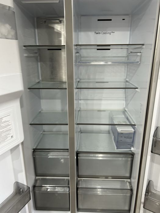 Frigider Samsung Side by side NeoFrost 634L