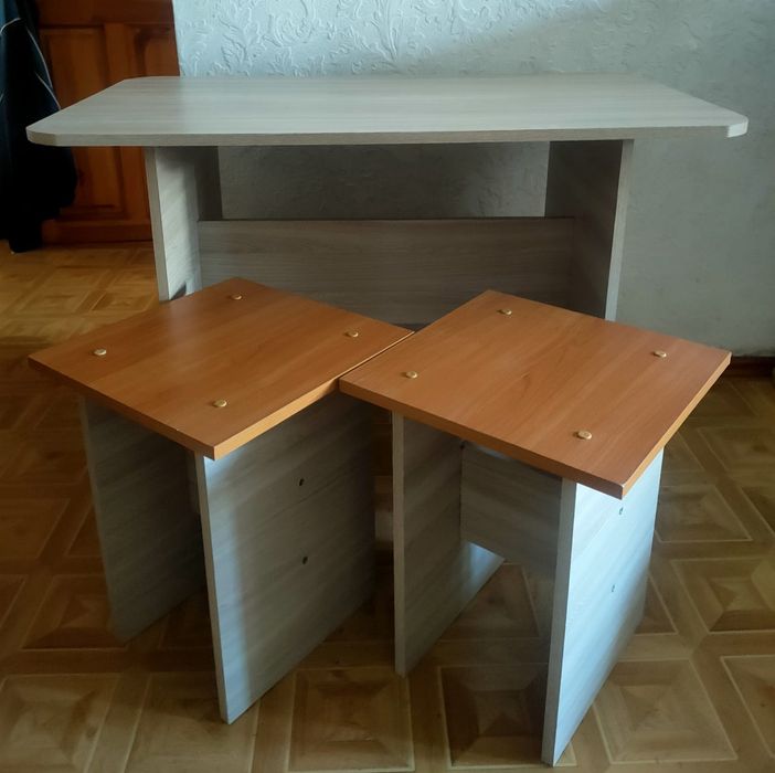 Продаю стол со стульями