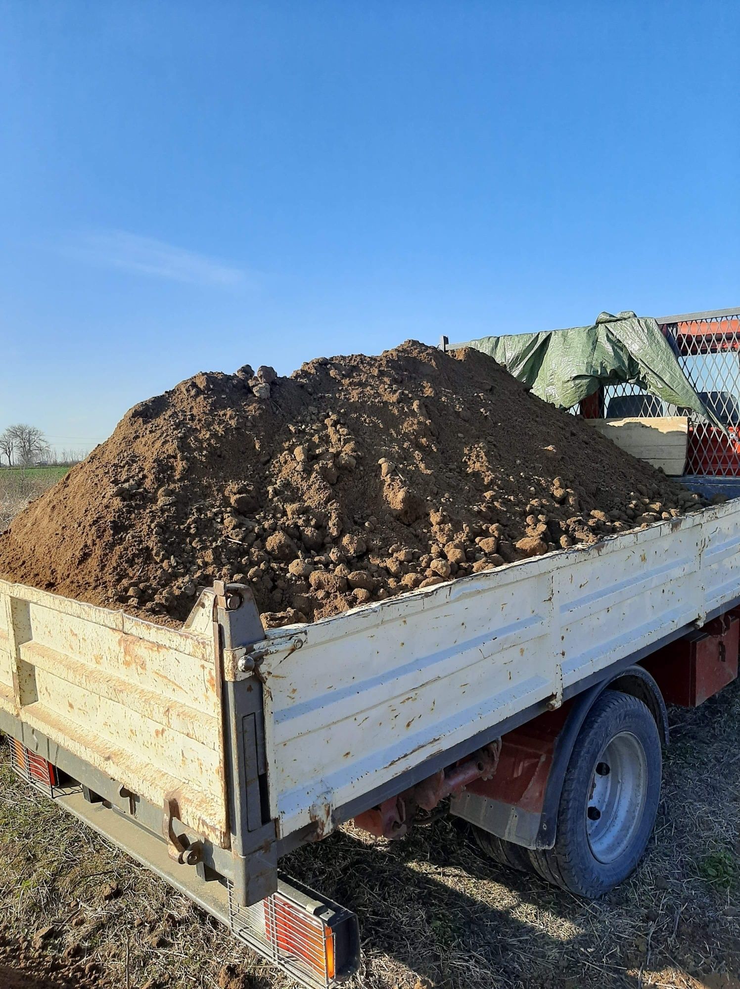 Pământ galben nisipos de gazon sau negru de flori