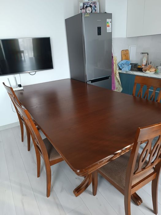 Стол и стулья в отличном состоянии