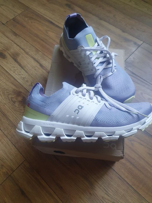 Vând adidasi ON Cloudswift