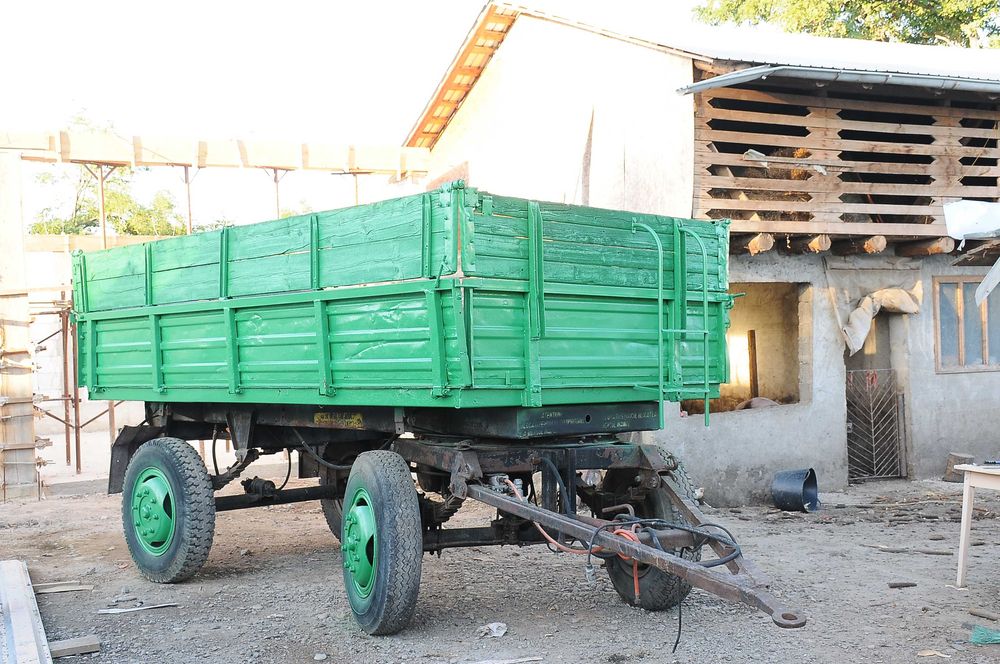 Remorca auto 5 T basculabila la tractor an 1992, basculare 2 cilindri