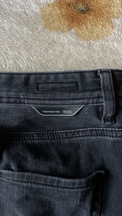 Vând blugi Porsche Boss