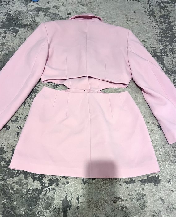 Ефектно сако със изрязан гръб.