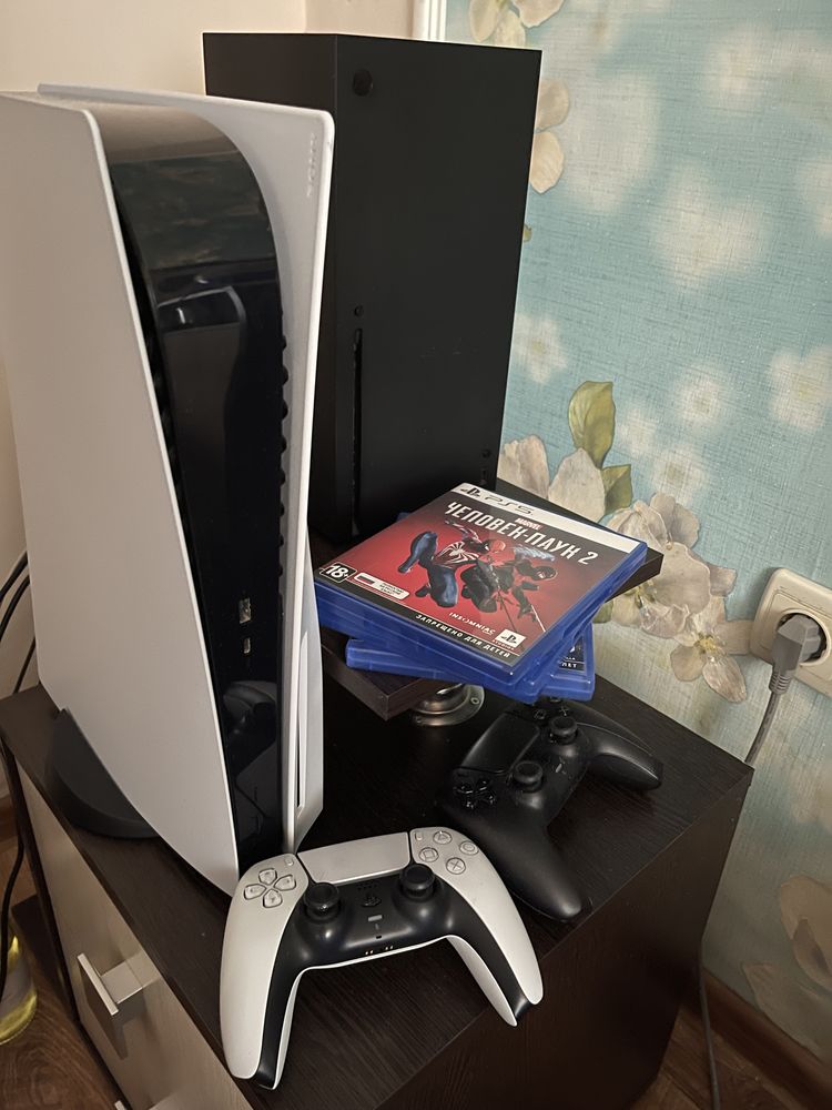 PlayStation 5 с двумя геймпадами и играми