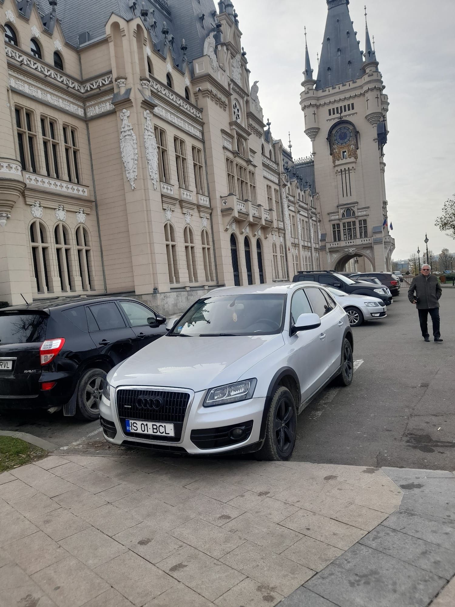 Vând Audi Q5 ...