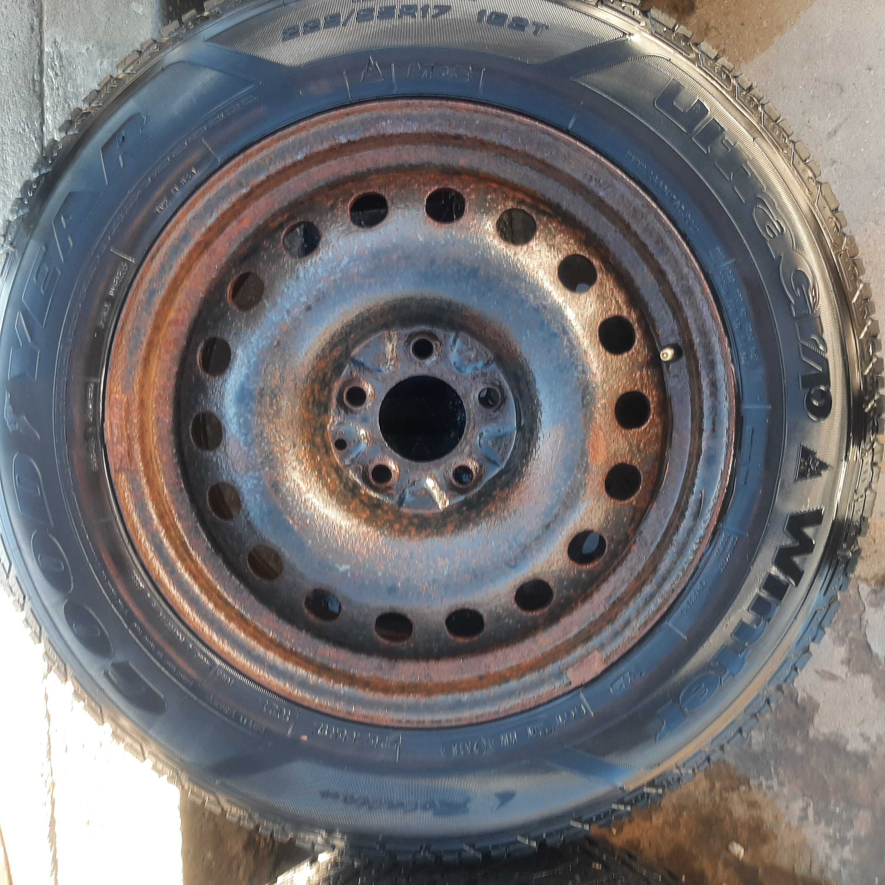 225/65 R17 Goodyear