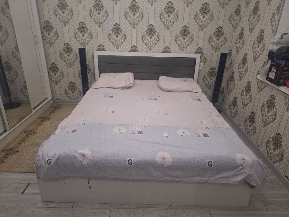 Продаётся двуспальная кровать.