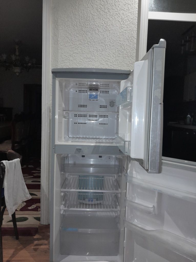 Холодильник Hitachi R-270AUK5K — рабочий, компактный