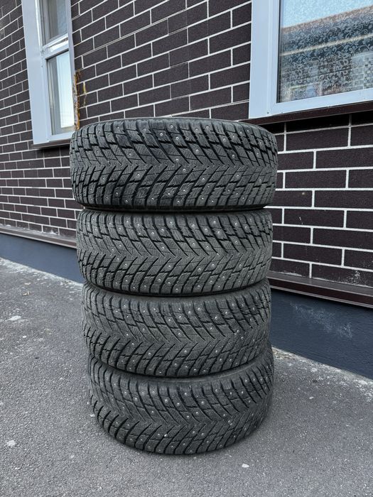 Продам зимнюю резину 215/45 R17 в отличном состоянии!