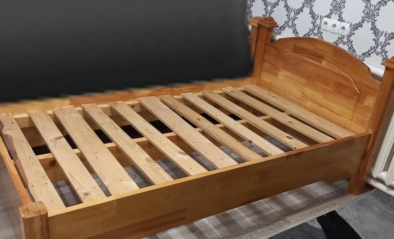 Кровать из чистого дерева