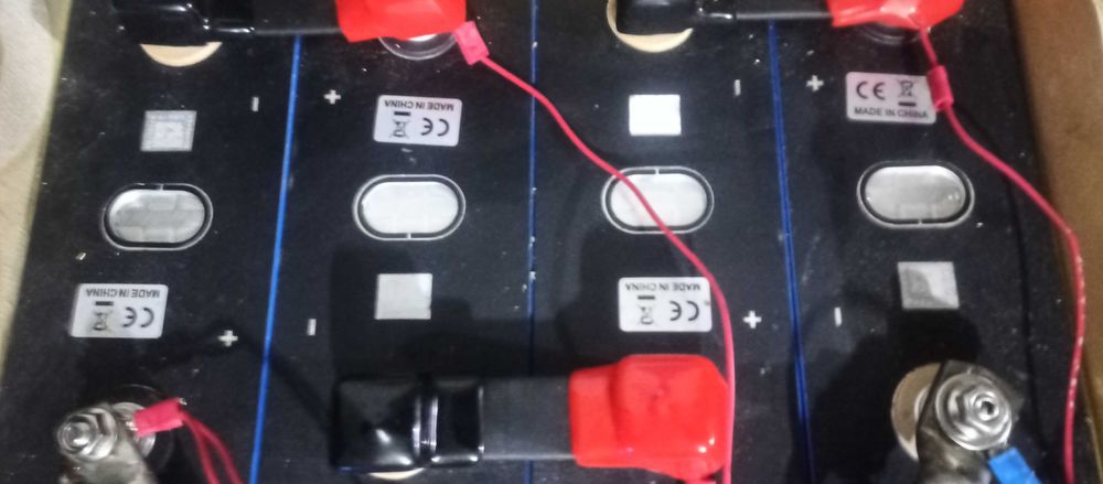 4 бр. LiFePO4, 320А , 3.2V акумолаторни клетки , общ волтаж 12V