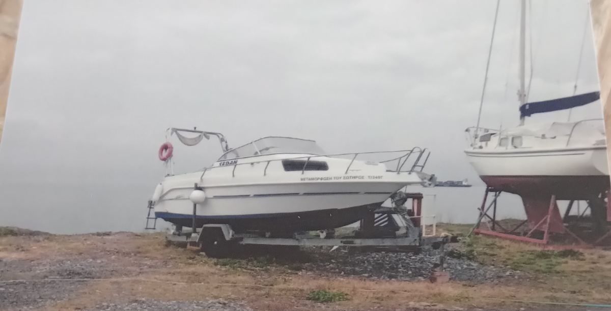 Лодка NIREUS 5750  5.85 моторна
Дължина 5.85м. Ширина 2.10
Обурудване: