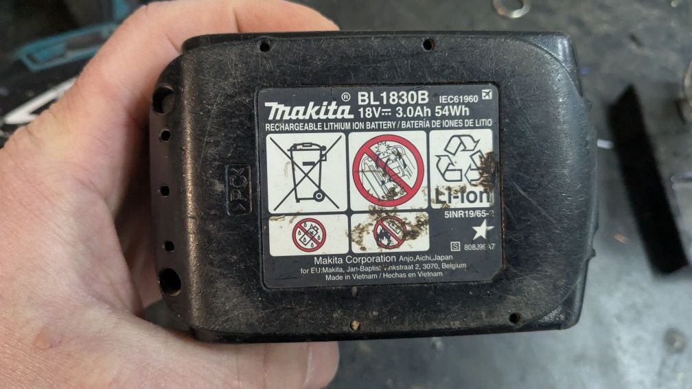 Винтоверт, гайковерт и фенер  Makita