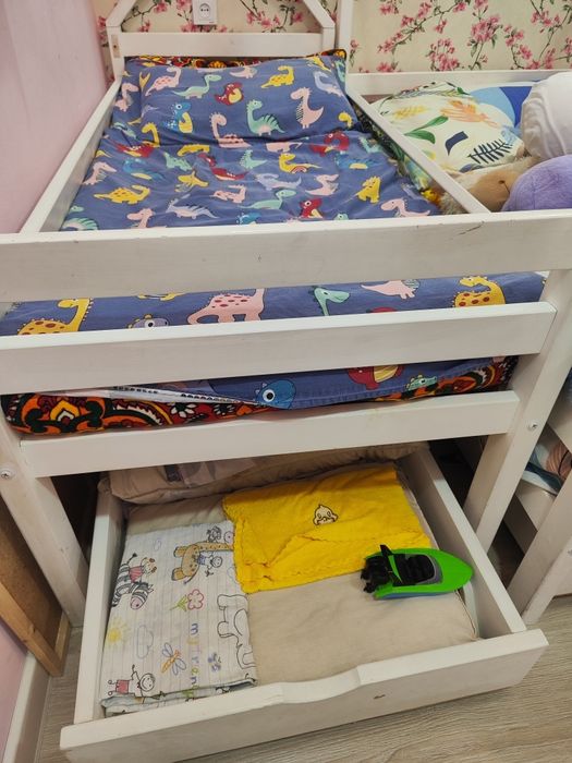 Детские кроватки 2шт, одна кровать для грудничка.