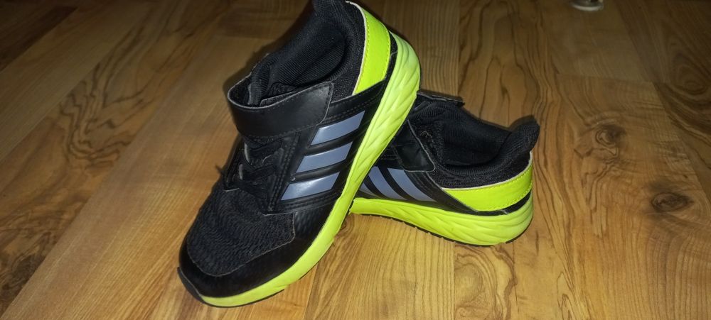 Vând papuci Adidas mărime 33