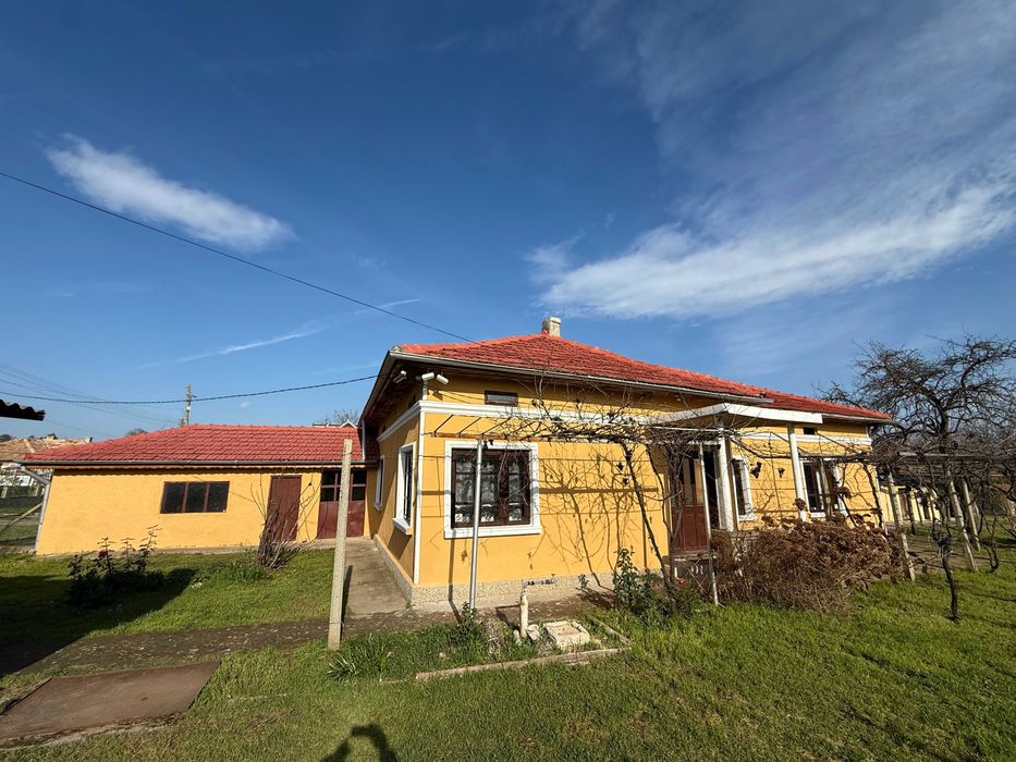 Голяма ремонтирана къща на 37 км от Морският бряг!