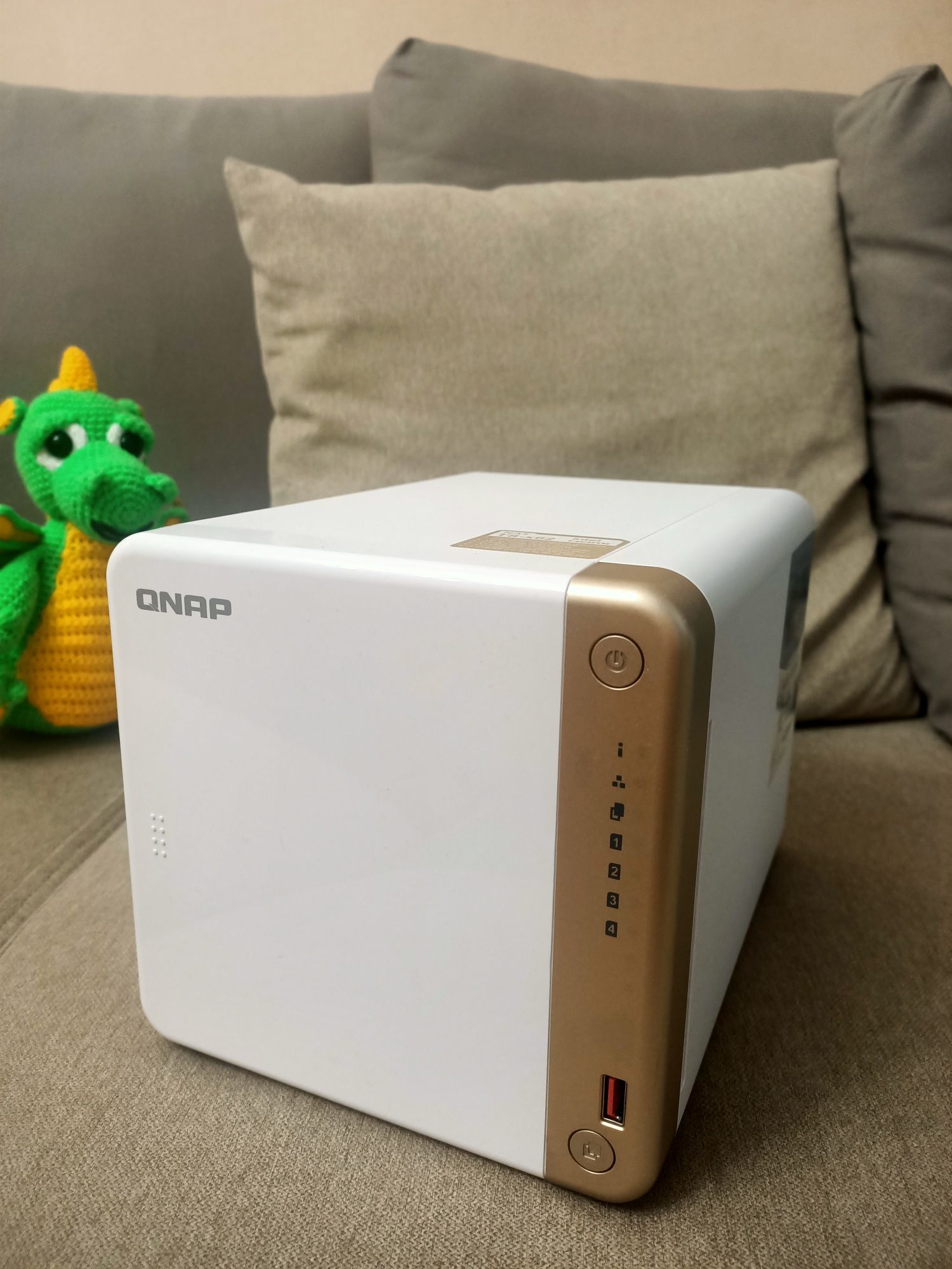Продам сетевое хранилище Qnap TS-462