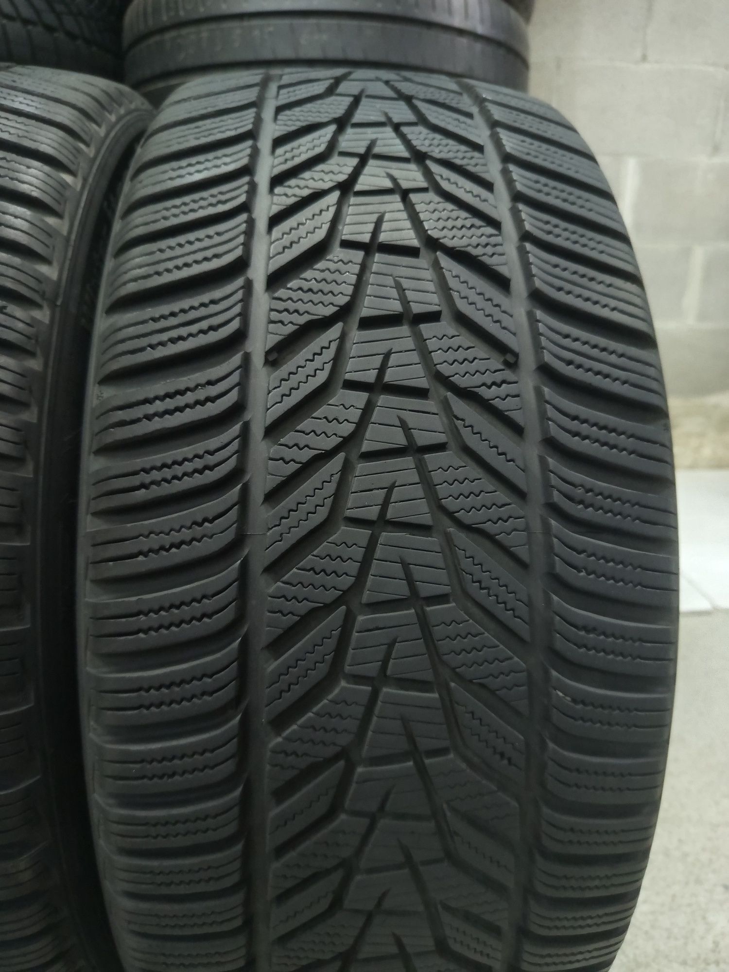 Hankook 245/45/18-4бр 8.0мм дот 2623