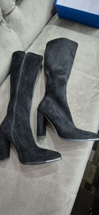 Черни велурени ботуши на ток