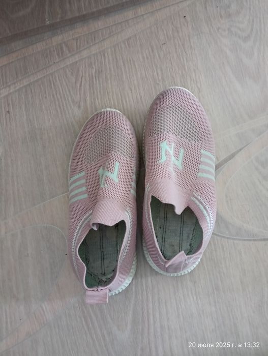 Отдам детскую обувь и брюки