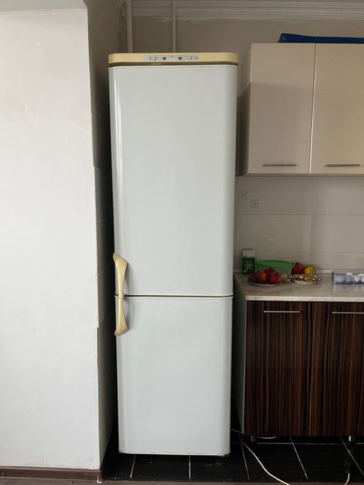 продам холодильник морозильник работает , верхняя часть не работает