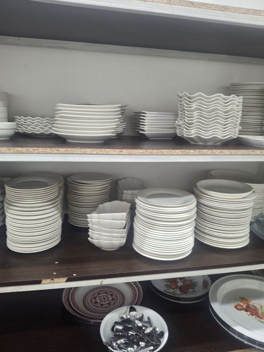 Продам казан для варки мяса, тарелки белые, стаканы, рюмки, кастрюли .