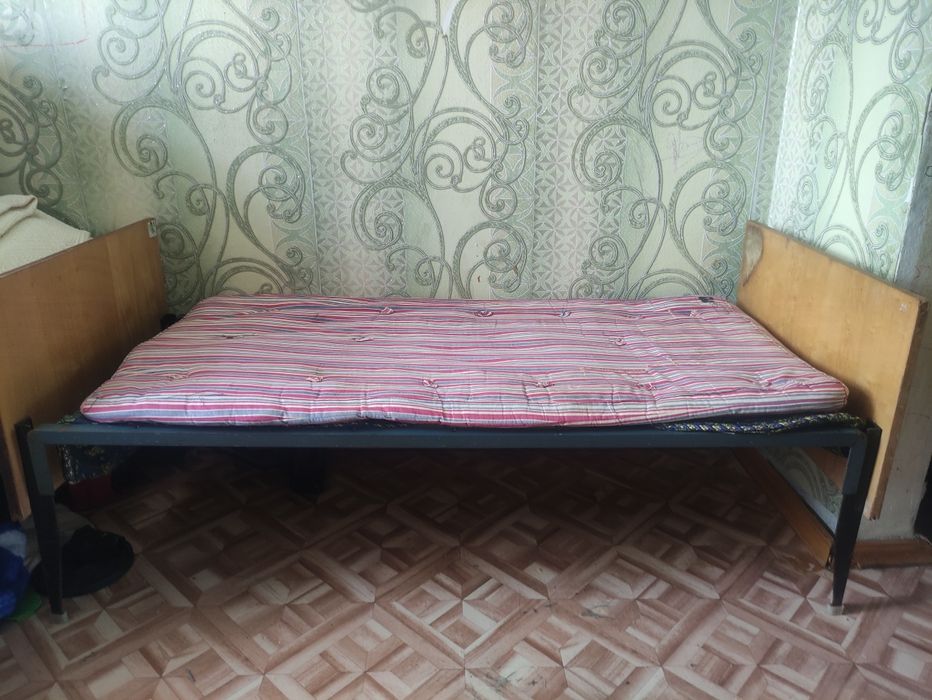 Детская кровать с матрасом.