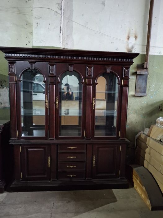 Шкаф сервант в шорошем состачнии
