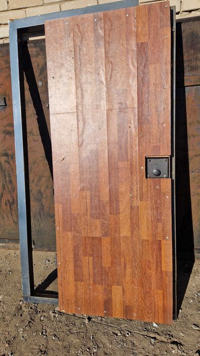 Продам входную дверь