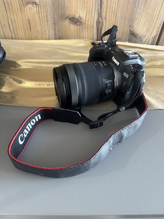 Aparat foto Mirrorless Canon EOS RP, doua obiective si accesorii