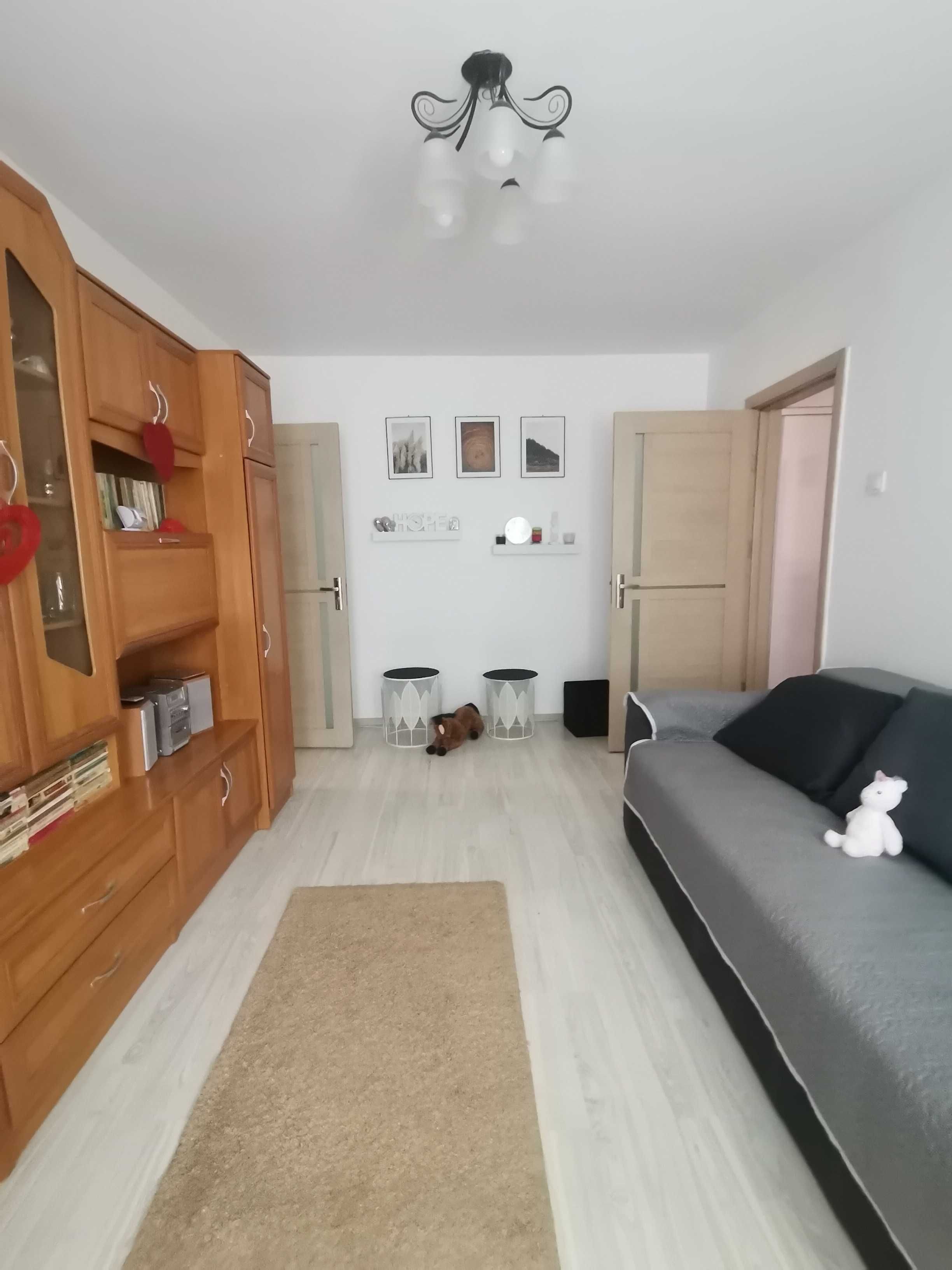 Inchiriez ap. 2 camere, Craiovita Noua, cu Centrala si AC. 330 Eur