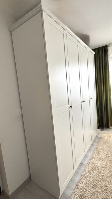 Dulap alb cu 4 uși, stil modern–clasic