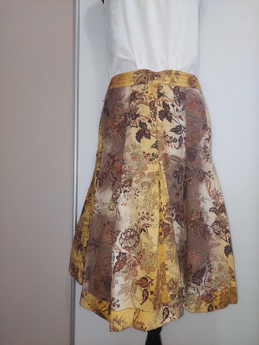 Fustă in clos cu fir auriu
