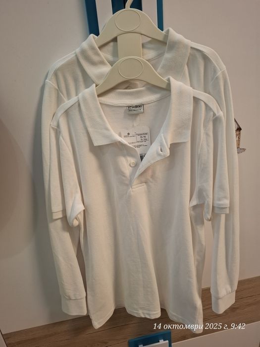 Бяла тениска и блуза с дълъг ръкав