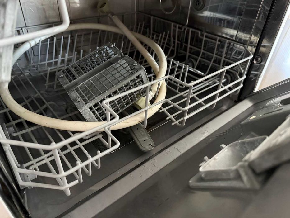 Много добре запазена малка съдомиялна Hotpoint ARISTON