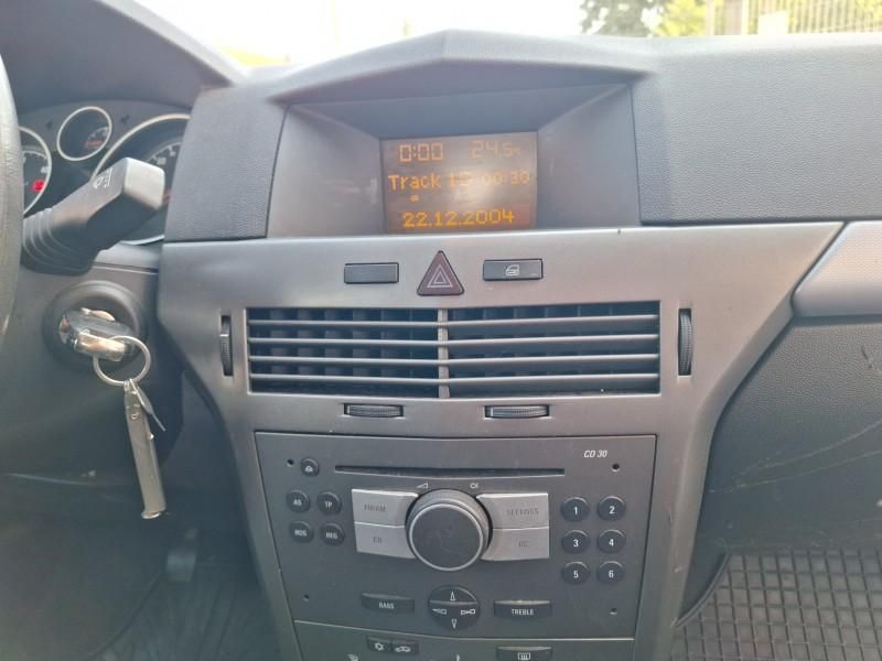 CD 30 radio cu ecran afișaj bord Opel Astra H GTC