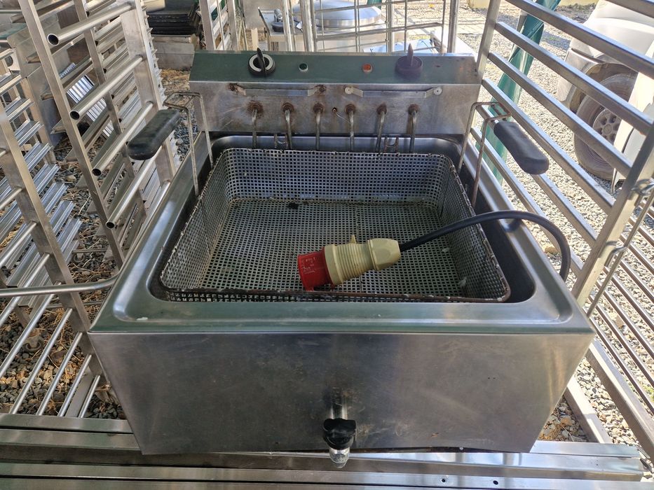 Friteuza 1 sau 2 cuve mari, la 380v, cu robinet golire
