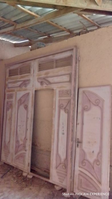 Darvoza qalin temirdan yasalgan razmer baladligi 3.m eni 2.60