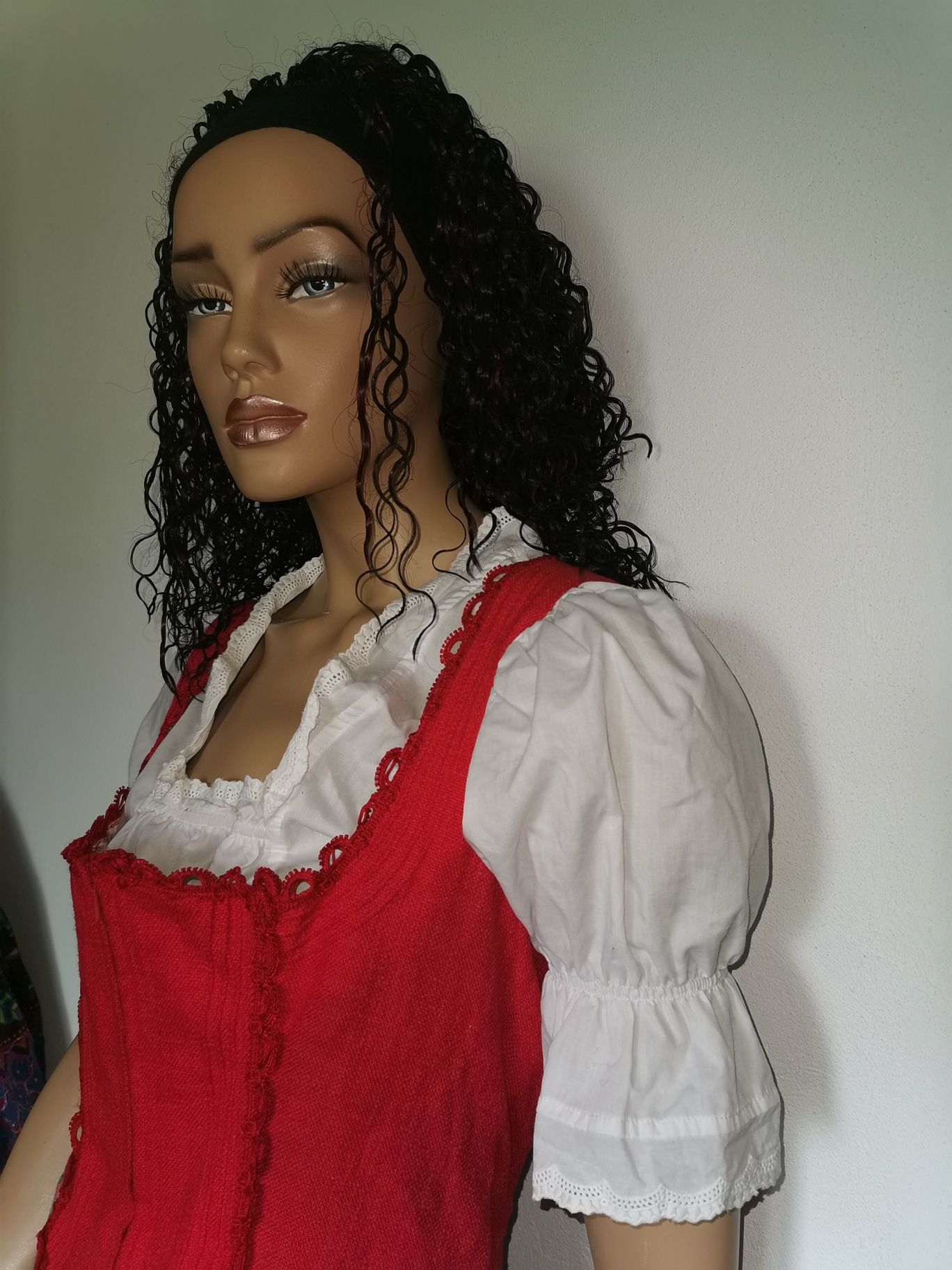 Dirndl rochie traditionala bavareza in carouri