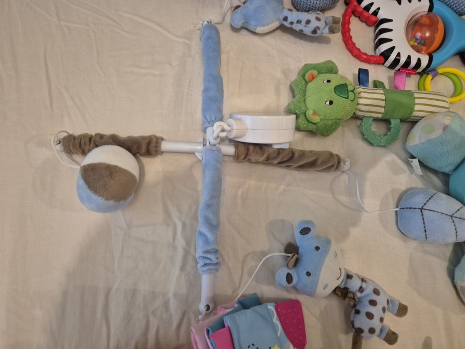 Лот играчки, активна гимнастика, въртележка за кошара и прожектор