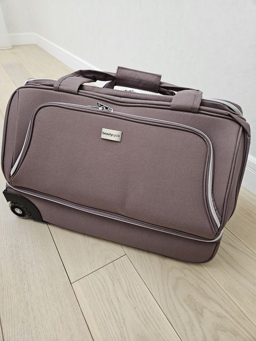 Сумка на колёсиках, с дополнительным отсеком снизу.