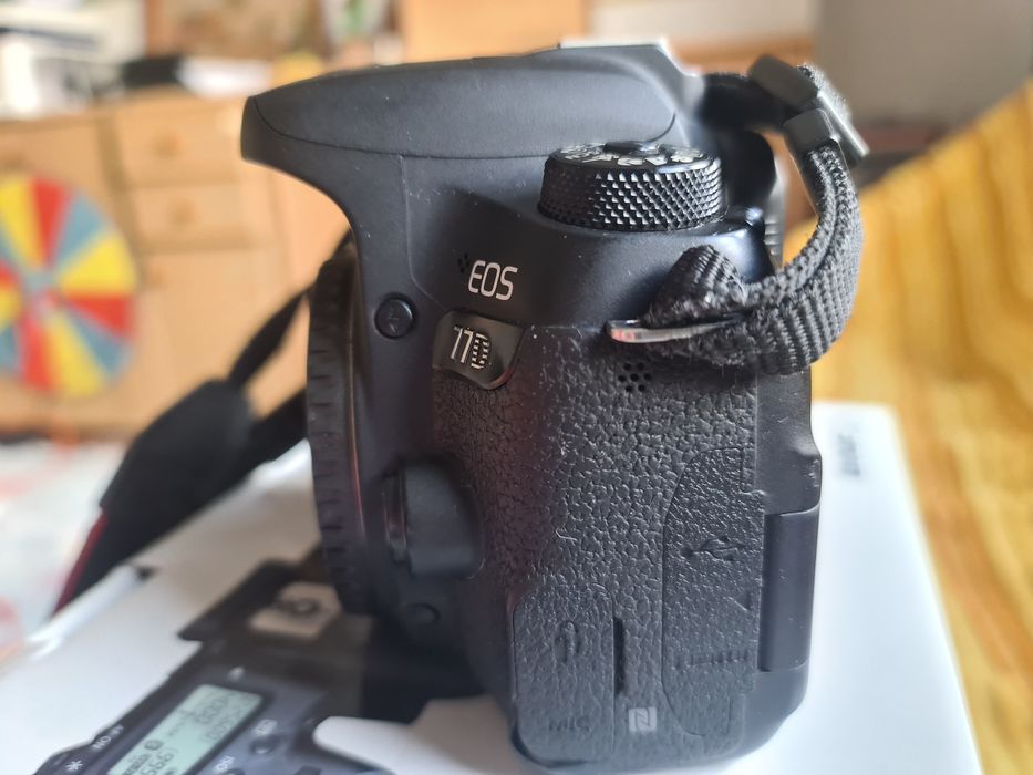 DSLR Canon 77D 24.2 MPX Wi-Fi+ 2 Acumulatori Cutie Completa+Patona Nou
