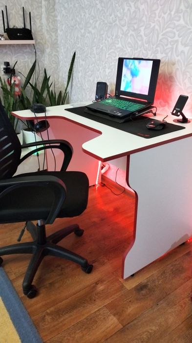 Стол компьютерный