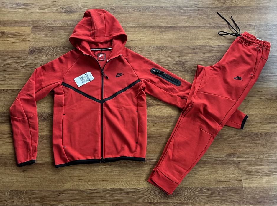 Мъжки,памучен,червен екип Nike с активен,заден джоб на долнището
