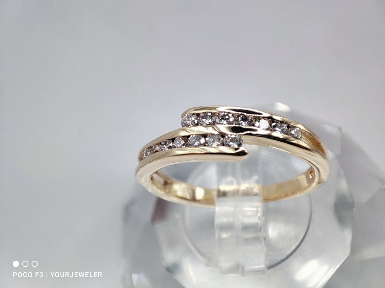 Продам женское золотое заводское кольцо желтое  размер 16