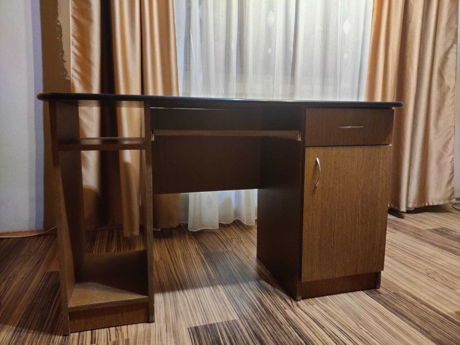 Birou clasic, solid, cu sertar pentru tastatură in stare foarte buna