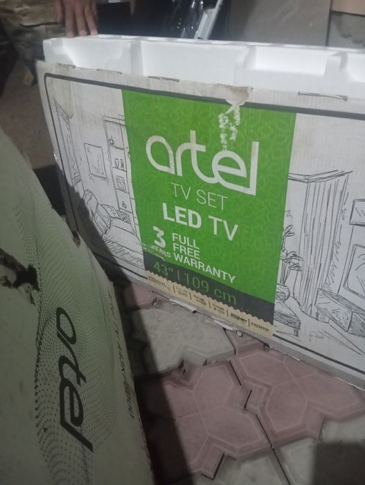 Продам два телевизора нужно заменить дисплей у обоих телевизоров