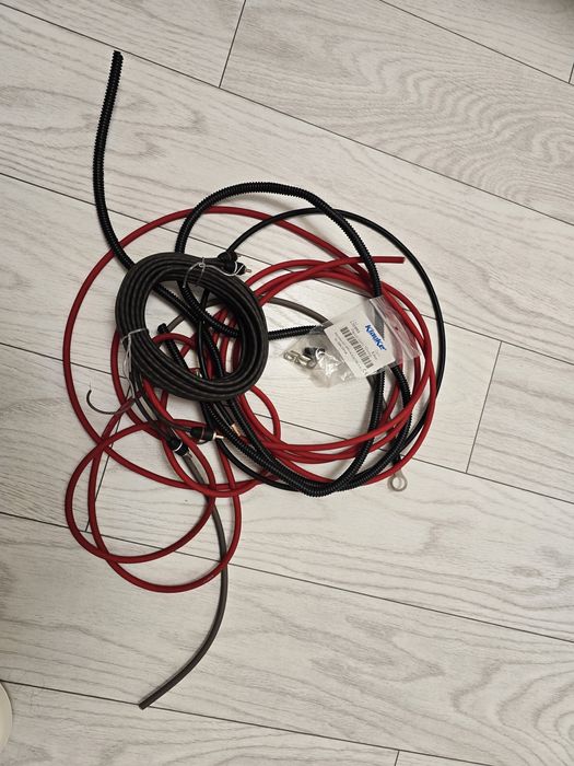 Cand kit cabluri pentru instalare subwoofer.